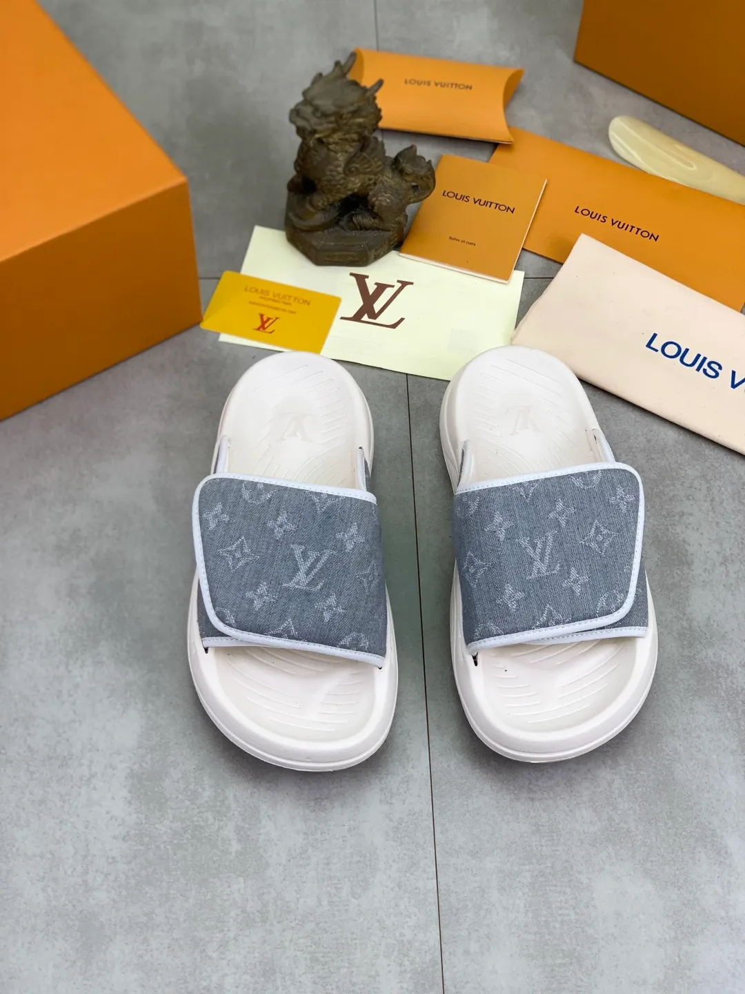 Men's shoes 💰P320💰【New style】🆘 Original quality 【LOUIS VUITTON】The popular Louis Vuitton LV men's slippers on the official website are on sale simultaneously! Original fabric imported from Italy. Original bottom provided by the original factory. Number of yards: 38-44 (customized to 45). Multiple colors to choose from. Fully packaged drawer box.